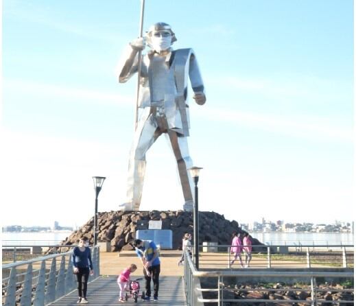 Andresito Artigas, el héroe misionero, también lleva barbijo gracias a la donación de una fábrica de colchones de Posadas. El monumento en la Costanera ya es un lugar turístico. (Misiones Online)