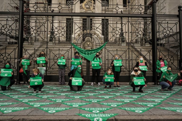 Manifestación de agrupaciones feministas frente al Congreso para exigir el tratamiento de la ley de Interrupción Voluntaria del Embarazo, el miércoles 21 de octubre (Foto: Twitter)