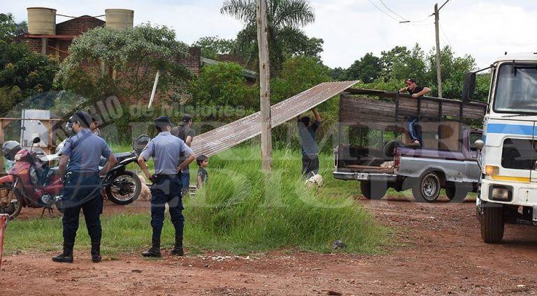 Tensión durante el desalojo de un terreno fiscal en Posadas. (Foto: Primera Edición)