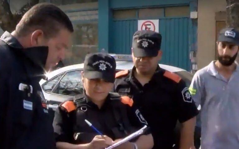 Agentes de tránsito fueron golpeados brutalmente por llevarse un auto al corralón