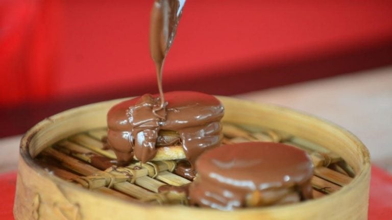 Alfajores cordobeses rellenos de dulce de leche y bañados en chocolae. Una delicia.