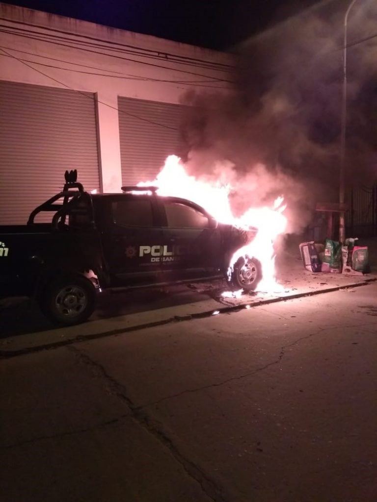 La camioneta ardió frente a la Comisaría 24° de Granadero Baigorria.