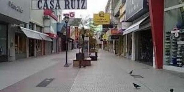 Poco movimiento comercial en el centro de Corrientes.