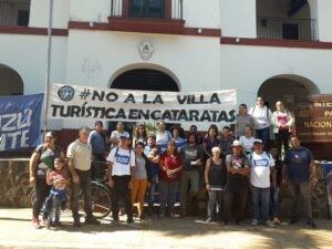 Acto de protesta frente a la Intendencia del Parque Nacional Iguazú. (La Voz Cataratas)