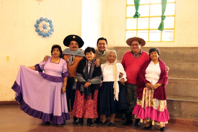 Adultos mayores en presentacion en escuela de Alto Comedero