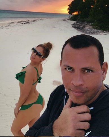 Jennifer Lopez junto a Alex Rodriguez durante la escapada romántica a las Islas Bahamas, donde el ex beisbolista le pidió matrimonio. (Fuente: Instagram)