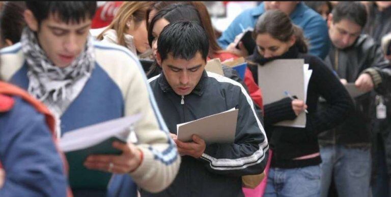 Aumentó la falta de empleo entre los jóvenes, que son los más afectados. (web).