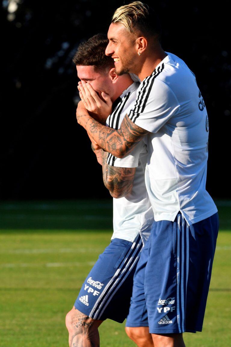 El "último" puesto de los argentinos lo ocupan Rodrigo De Paul, capitán del Udinese, y su compañero y compatriota Roberto "Tucu" Pereyra, ganan 1 millón de euros netos cada uno.(Foto: PEDRO UGARTE / AFP)