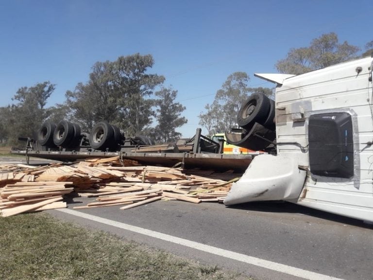 Accidente ruta 19 en El Fuertecito volcó un camion