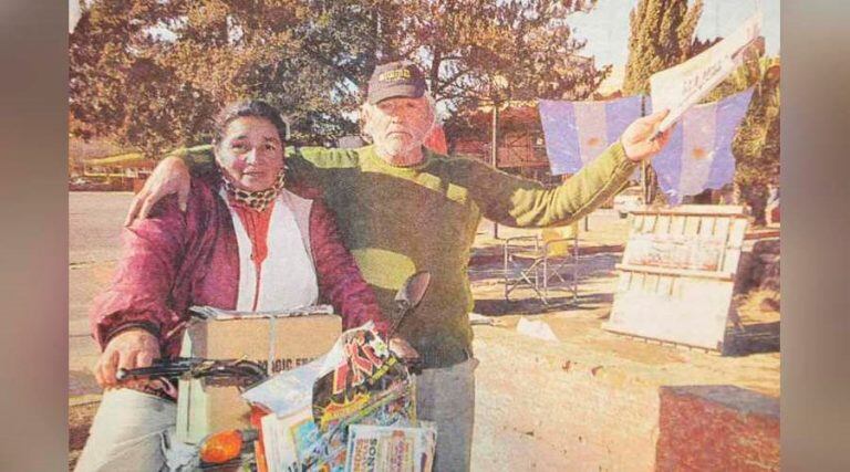 Bertello con su esposa Lidia, en su puesto de ventas frente a la Terminal (La Arena)