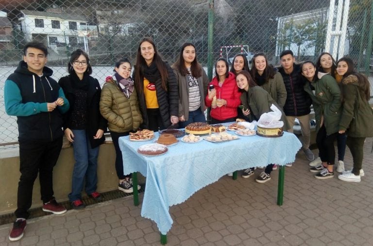 Alumnos venden cosas ricas para recaudar fondos para un viaje de estudio. (Foto: Mariel Aguirre).