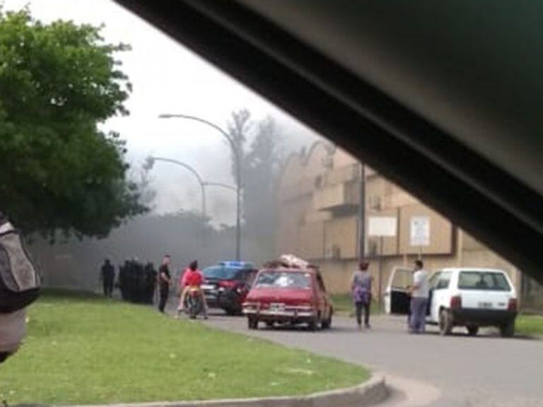 Quema de gomas de familiares de detenidos en la puerta de la Unidad Penitenciaria 6