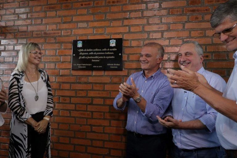 Placa recordatoria de la mudanza al nuevo edificio. La secundaria funcionó 10 años en un espacio prestado por una primaria. (MisionesOnline)