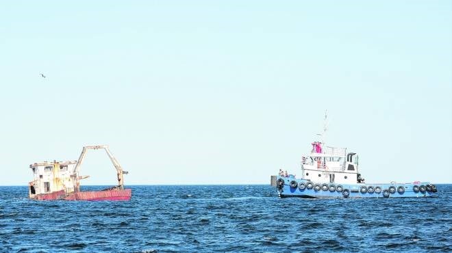 Las Grutas: hundieron un barco para sumar turismo en el balneario