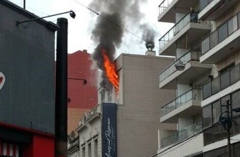 Fuego en un edificio de Buenos Aires y San Juan. (@arajackie)