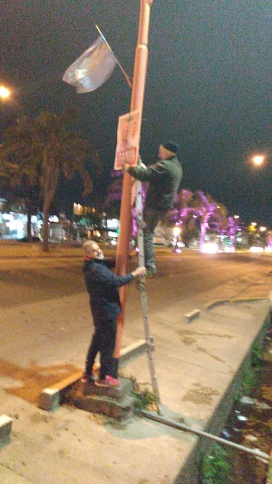 Así colgaban la cartelería en el centro de la ciudad este sábado por la noche. (Foto: Facebook).