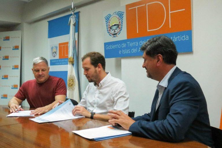 Firma del convenio entre el Ejecutivo provincial y la Sociedad Rural Argentina