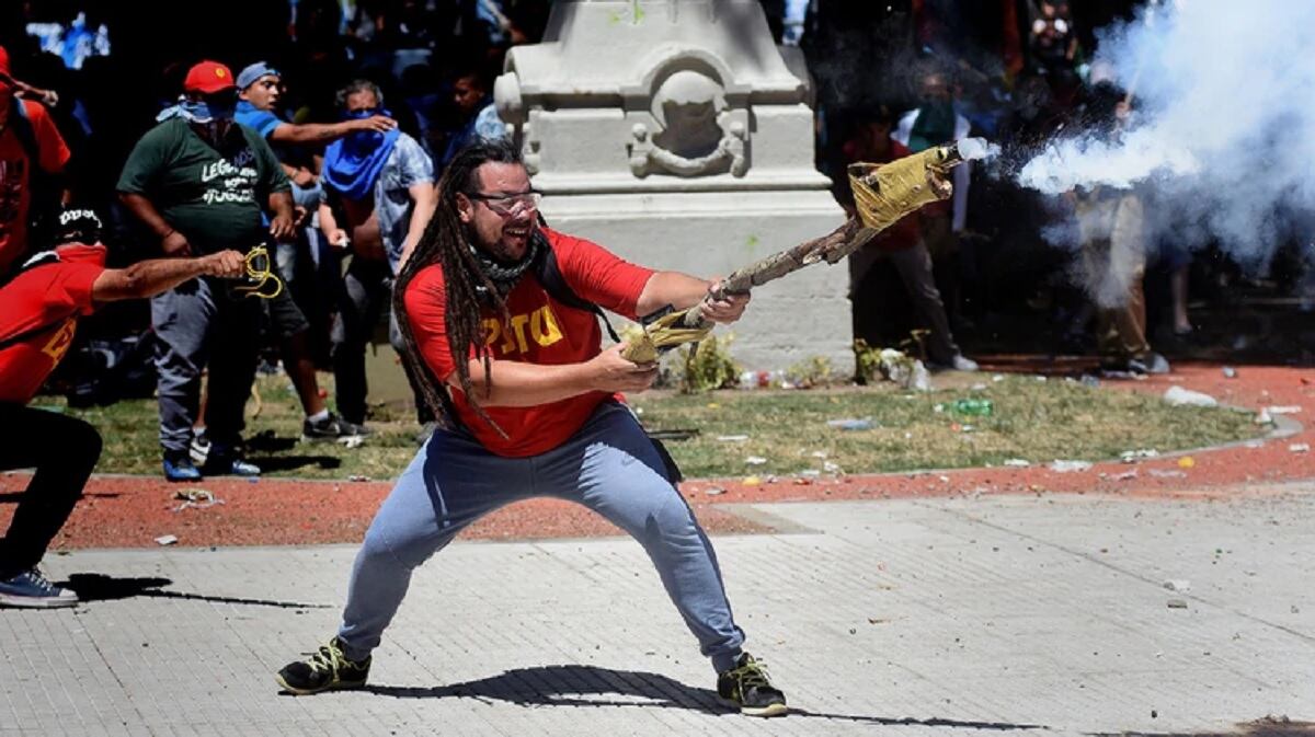 El "Gordo Mortero", Sebastián Romero, fue una de las emblemáticas imágenes de los enfrentamientos en 2017 en medio del debate de la reforma previsional. 