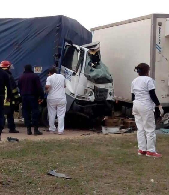 Dos camiones chocaron de frente en la ruta 34 cerca de Tartagal. (Policía de Salta)