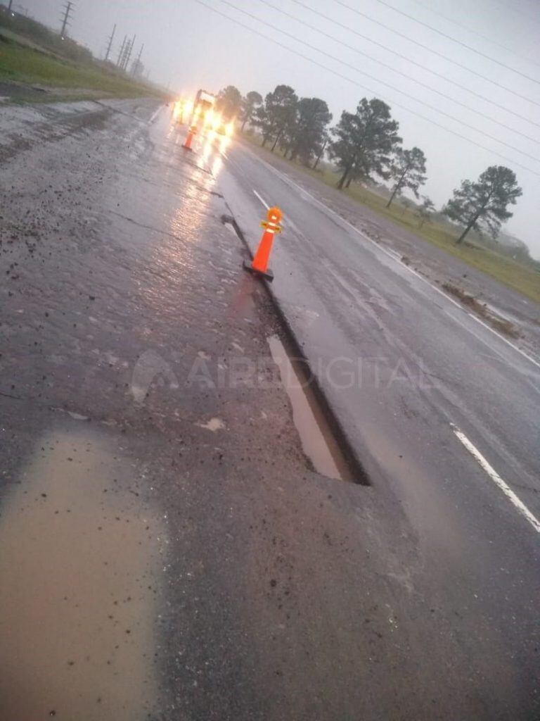 Interminable cola de autos averiados por un bache en la autopista Rosario-Santa Fe. (Aire Digital)