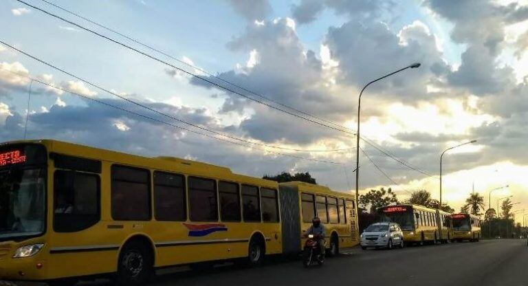 Luego del paro, la jornada del martes comenzó con largas filas en las paradas del centro de Posadas. (Foto: El Territorio)