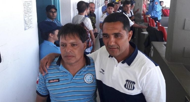 "Siempre fui muy serio, me tocó ganar y perder clásicos con las dos camisetas, y nunca se me ocurrió burlarme", destacó Avalos, en la foto junto al Sapo Daniel Mercado.