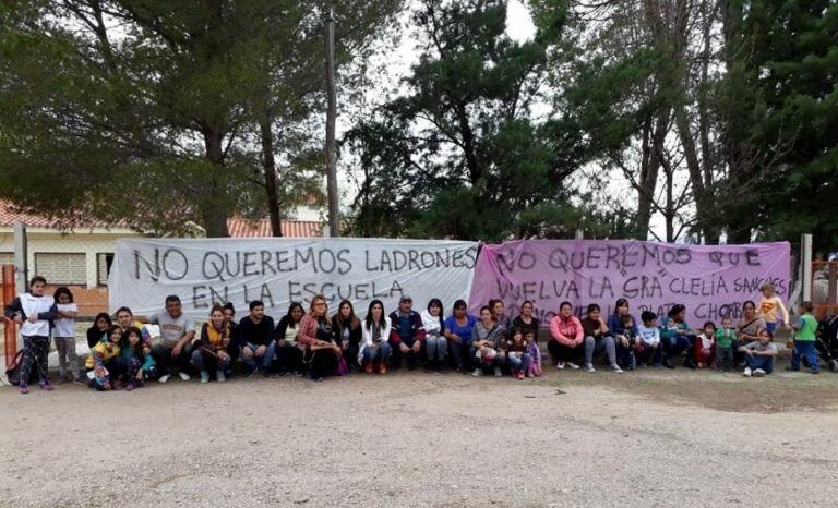 Padres, docentes y alumnos no quieren que la directora reasuma.