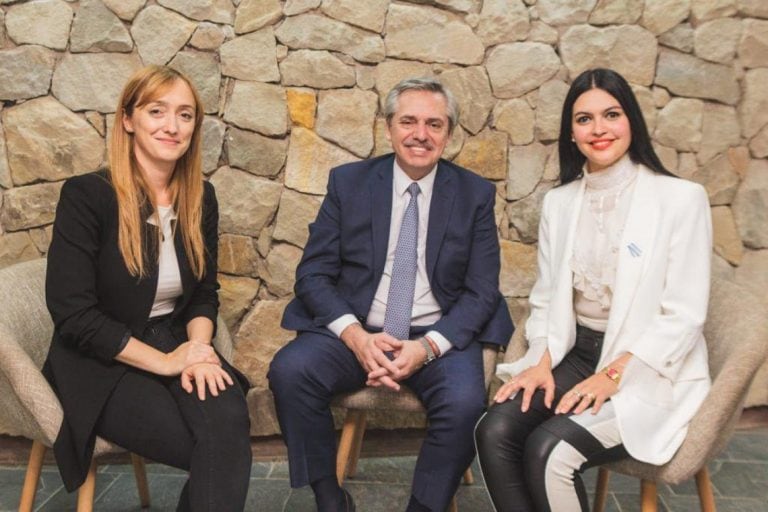 Anabel Fernández Sagasti, Alberto Fernández y Flor Destéfanis.