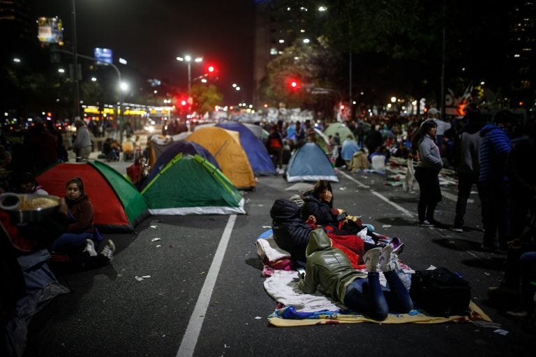 La protesta social por la crisis económica iniciaron un acampe de 48 horas para exigir un plan de emergencia alimentaria ante la creciente inflación. EFE/ Juan Ignacio Roncoroni.