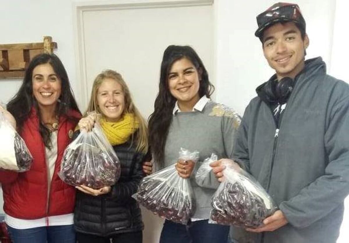 El Chaltén: cerezas obsequiadas por la Municipalidad de Los Antiguos