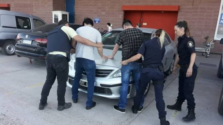 Fueron detenidos tras protagoniza una pelea en el interior de un comercio mayorista