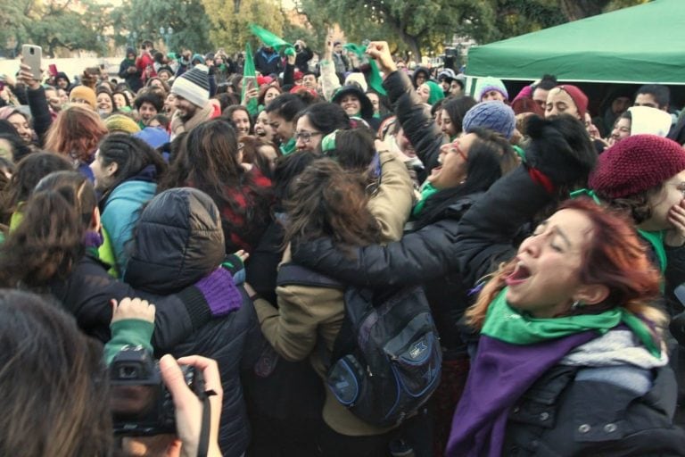 Celebración en la Plaza Independencia por la media sanción a la ley del aborto. (Gentileza: diario El Sol)