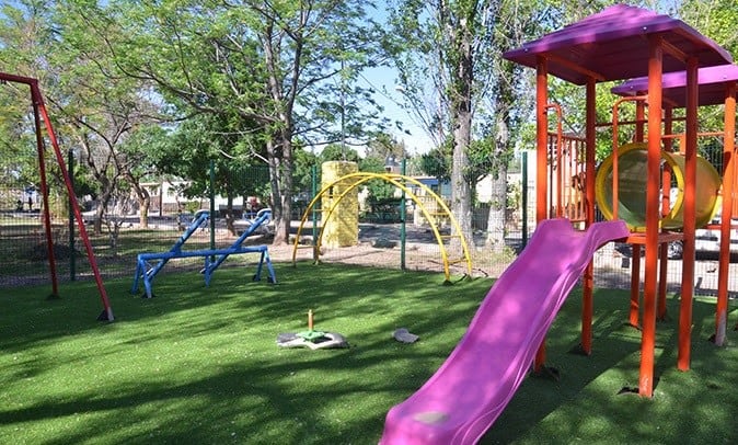 En Las Heras, los niños cuentan con más columpios, sube y baja, toboganes, mangrullos y trepadores para su diversión al aire libre.