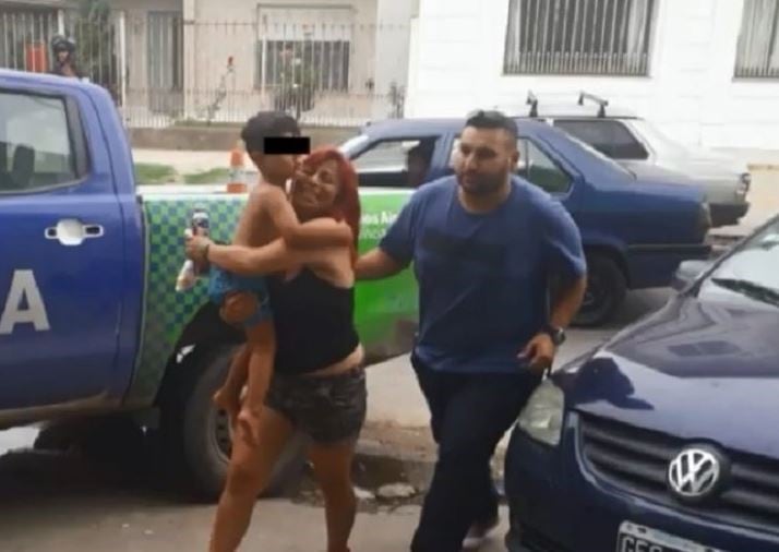 El rencuentro entre la madre y su hijo después de estar 22 horas desaparecido.