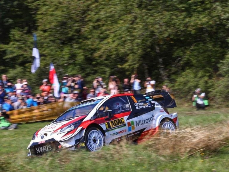 Ott Tanak (Toyota) se mostró como el más veloz en las primeras pasadas del shakedown; y más tarde terminó a una décima de Ogier. El estonio viene de ganar tres de las últimas cuatro fechas.