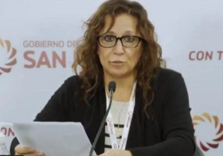 Mónica Jofré, jefa de Epidemiología de San Juan, dio una conferencia de prensa.