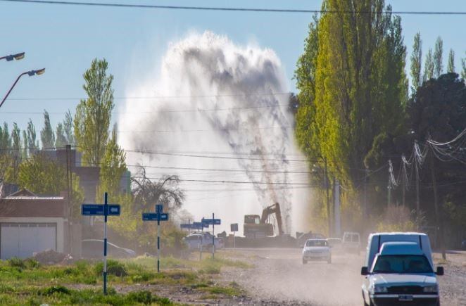 Rotura de caño en General Roca (Diario Río Negro)