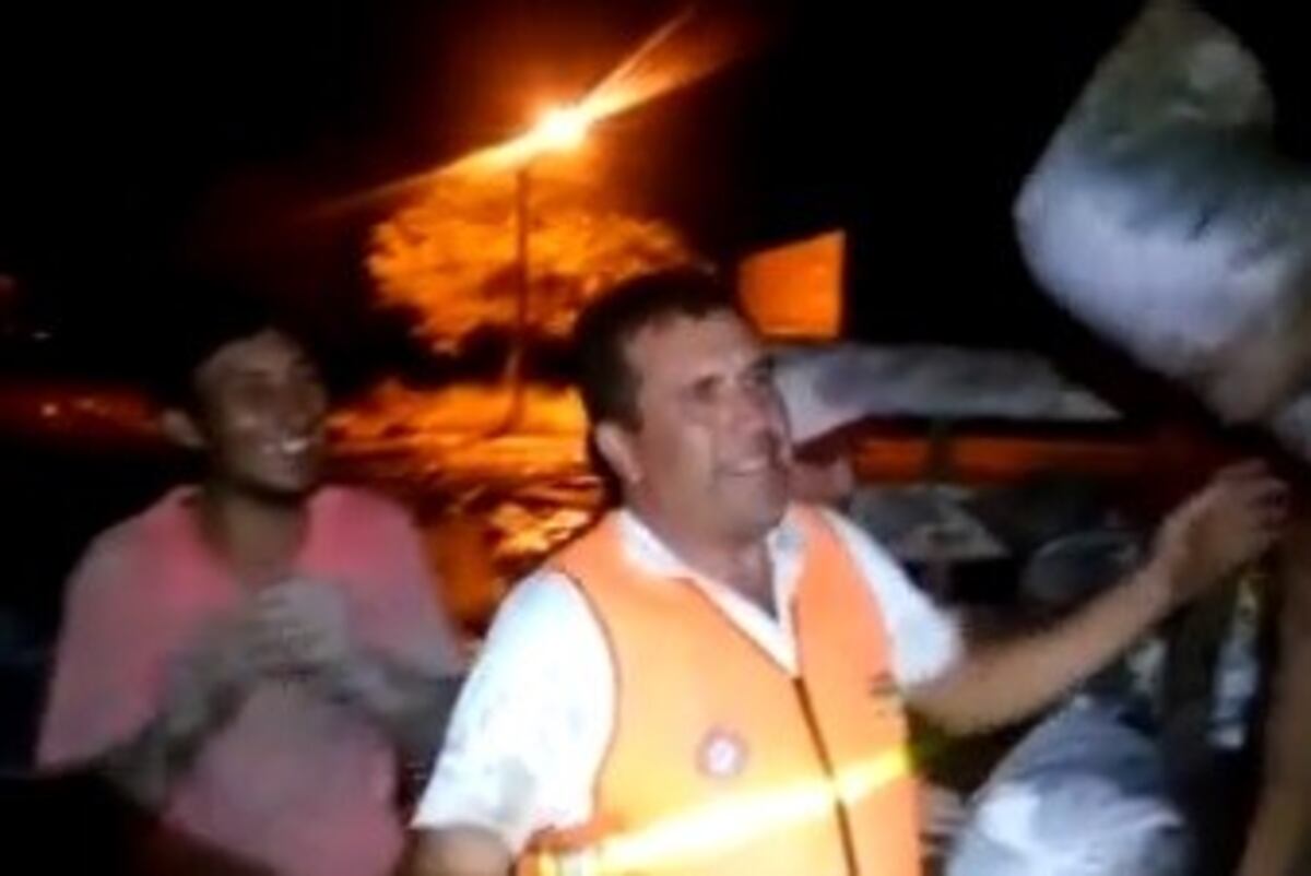 El "cumpleaños feliz" de un rescatista en medio de las inundaciones