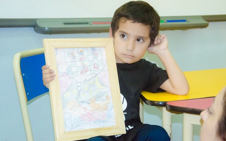 Dylan junto al dibujo que lo llevó al podio.