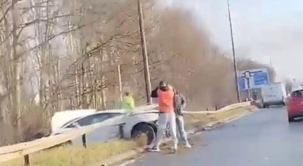 Así quedó el Lamborghini blanco de Sergio Romero tras accidentarse en Manchester, Inglaterra. (Twitter)