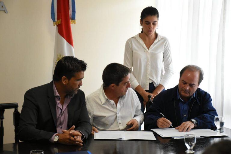 La firma del convenio fue en el Departamento Ejecutivo.