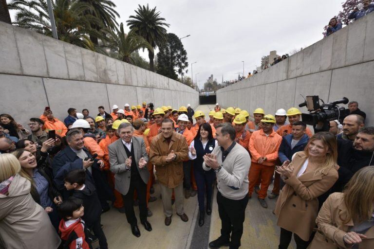 Ramón Mestre en la inauguración del Nudo Vial de Plaza España en medio de las protestas de taxistas y remiseros por la llegada de Uber.