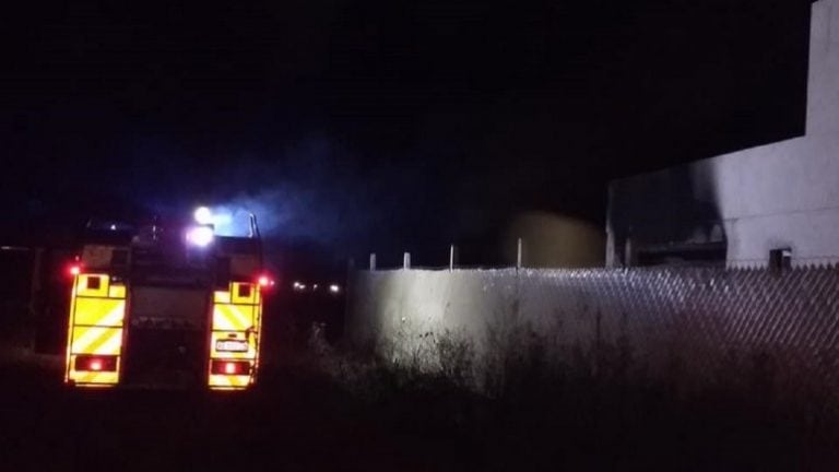 Los Bomberos evitaron que el fuego se expanda por toda la casa (FM Riel).