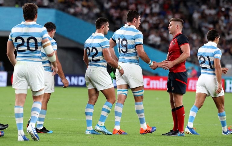 Owen Farrel saluda a los jugadores argentinos tras el triunfo de Inglaterra. Foto: AP/Eugene Hoshiko.