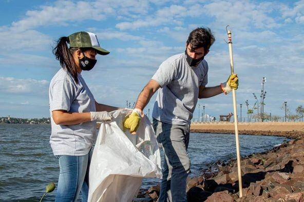 Costanera de Posadas: recolección de residuos en las defensas de piedra que están entre las aguas y el paseo costero.