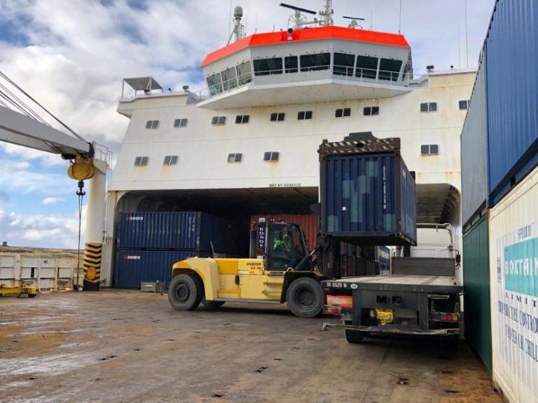 Trabajos a bordo a cargo del personal complementario del 17° Regimiento Portuario y Marítimo del Real Cuerpo Logístico del Ejercito Británico.