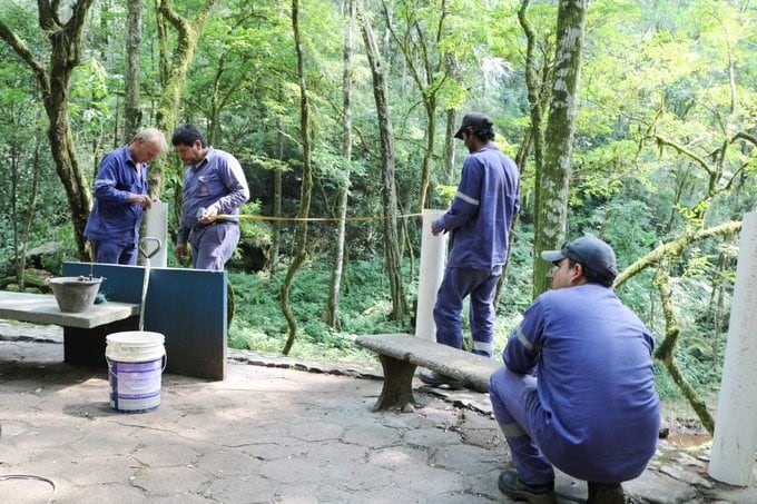 Salto Encantado en pleno mantenimiento a cargo de obreros de la Municipalidad de Oberá. (Municipalidad)