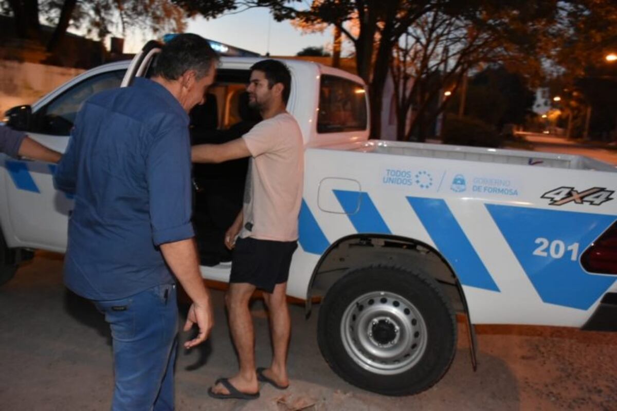 Despliegue policial inusitado para notificar de una citación a un periodista crítico