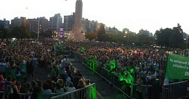 Masiva participación en la marcha del 8M en Rosario