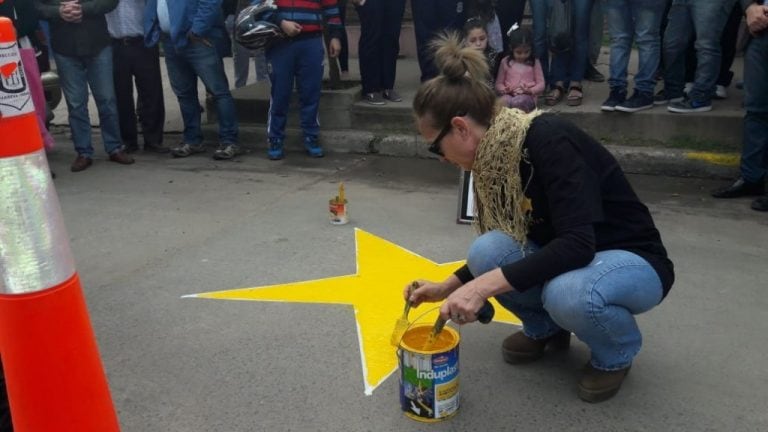 Familiares, allegados y vecinos pintaron una estrella amarrilla en conmemoración de Roxana.Fuente: Época